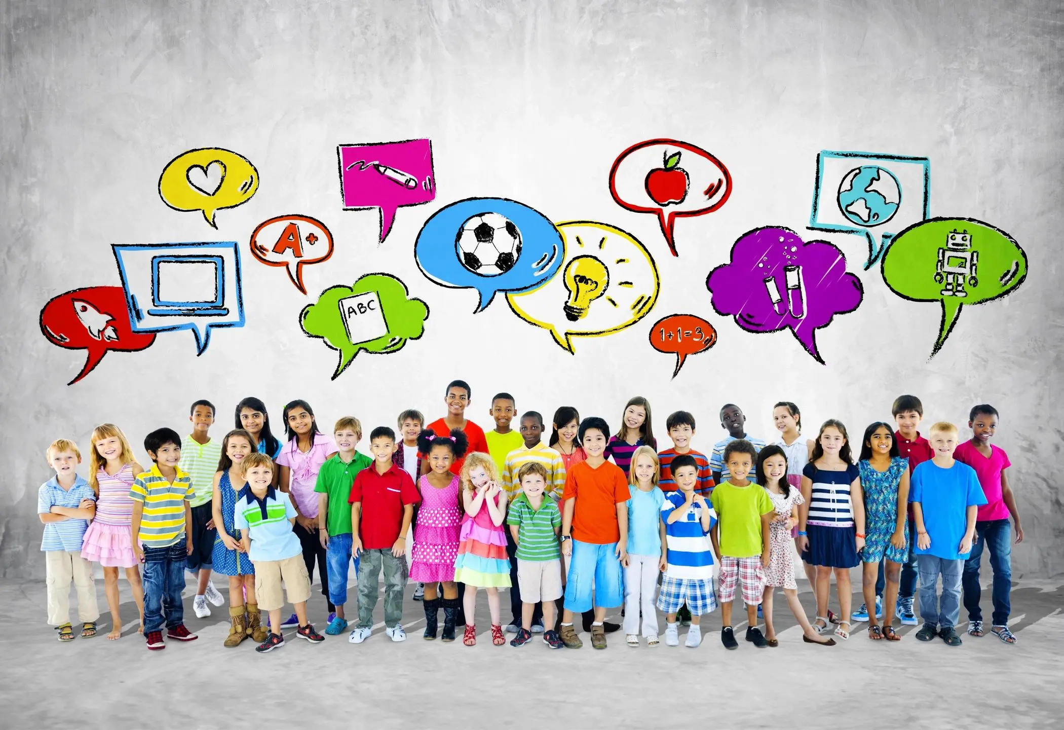 fm=f_1136 A group of children standing in front of a wall with speech bubbles.